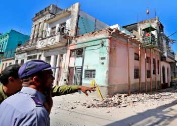 Tres niñas de 11 y 12 años murieron al desprenderse el balcón de un edificio en La Habana Vieja. Foto: Ernesto Mastrascusa/EFE.