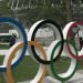 Anillos olímpicos frente al estadio principal de los Juegos Olímpicos y Paralímpicos de Tokio 2020. Foto: Reuters.
