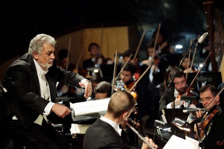 Domingo dirigiendo la orquesta en una de las Operalias. Foto: Europress.