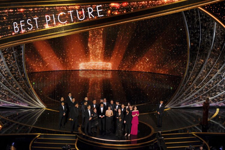El elenco y equipo de "Parasite" recibe el Oscar a la mejor película. (AP Foto/Chris Pizzello)