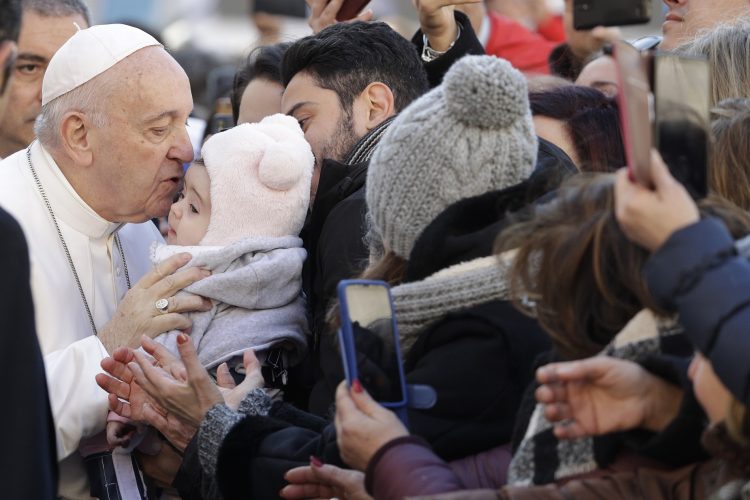 El papa acudió a Bari a presidir el cierre de una conferencia sobre paz y diálogo en el Mediterráneo. (AP Foto/Gregorio Borgia)