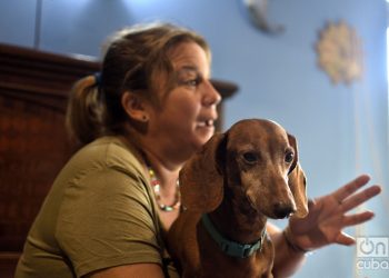 La activista por los derechos de los animales en Cuba Violeta Rodríguez y su perro Segundo, durante una entrevista con OnCuba. Foto: Otmaro Rodríguez.