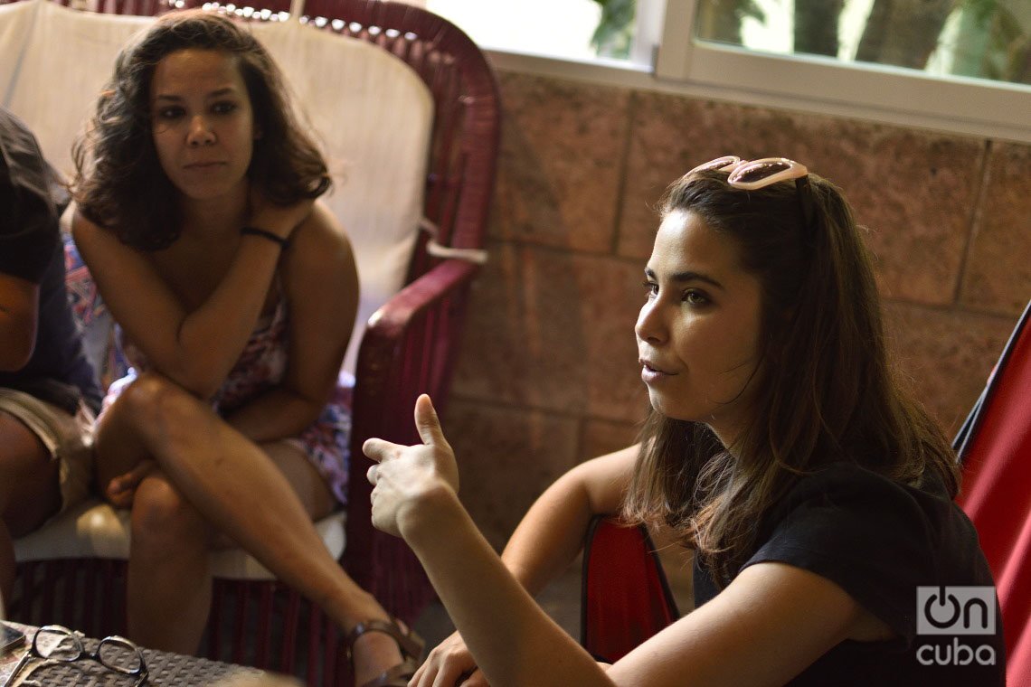 Las hermanas Paola (d) y Camila Cabrera, activistas por los derechos de los animales en Cuba. Foto: Otmaro Rodríguez.
