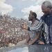 Nelson Mandela, saludando a una multitud en el estadio Galeshewe cerca de Kimberley, Sudáfrica, antes de un "Foro del Pueblo", en 1994. Foto:  David Brauchli/AP.