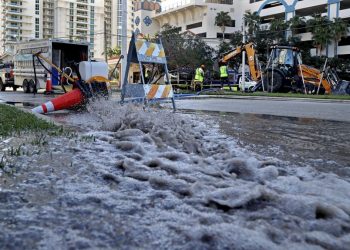 Fort Lauderdale ha sufrido roturas en su sistema de drenaje y contaminación de aguas de consumo humano. Foto: AP.