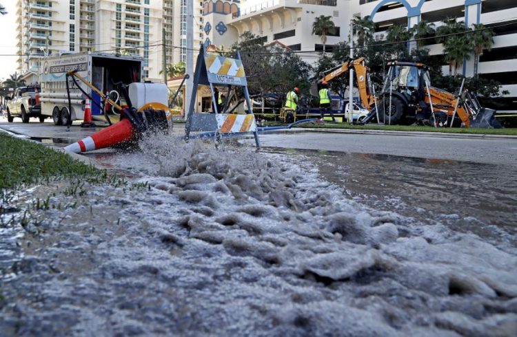 Fort Lauderdale ha sufrido roturas en su sistema de drenaje y contaminación de aguas de consumo humano. Foto: AP.