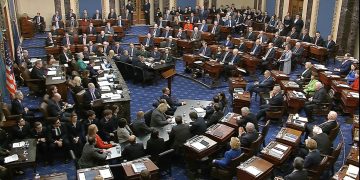 En esta imagen tomada de un video, los Senadores votan en el primer cargo de juicio político durante el proceso de destitución del presidente Donald Trump en el Senado, el miércoles 5 de febrero de 2020, en Washington. Foto: Senate Television via AP