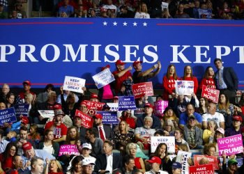 Simpatizantes del presidente Donald Trump durante un mitin del mandatario en el Allen County War Memorial Coliseum, en Indiana, el 5 de noviembre de 2018. Foto: Carolyn Kaster/AP.