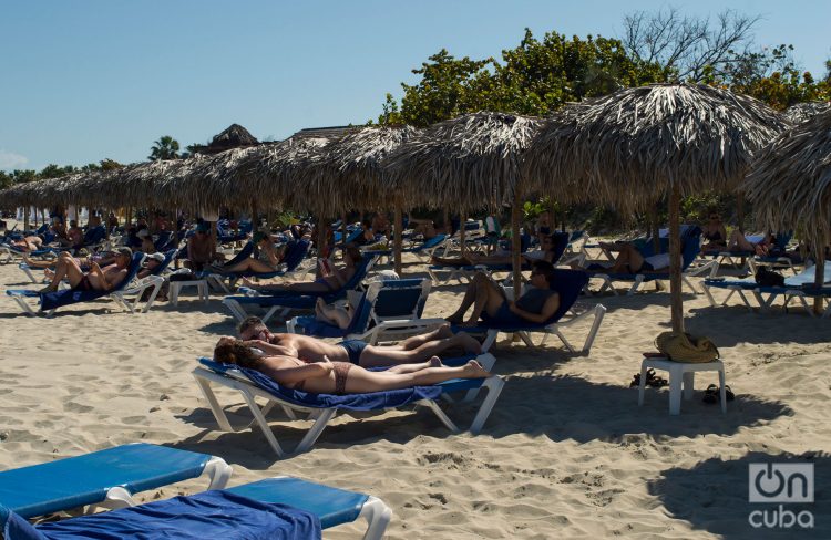 Turistas en el balneario cubano de Varadero. Foto: Otmaro Rodríguez / Archivo.