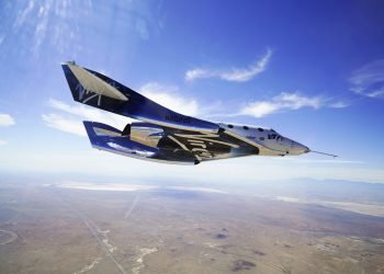 La nave VSS Unite surca los cielos durante una prueba de vuelo supersónico. (Virgin Galactic, vía AP)