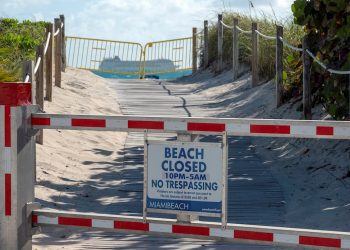 Las playas de Miami-Beach han sido cerradas por el coronavirus. | EFE/Cristobal Herrera.