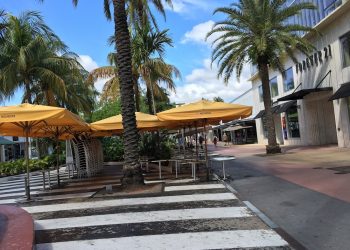 Vista de la calle comercial Lincoln Road, en Miami Beach, con todos los negocios cerrados.  EFE/ Ivonne Malaver