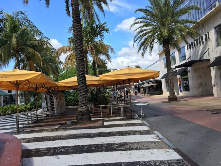 Vista de la calle comercial Lincoln Road, en Miami Beach, con todos los negocios cerrados.  EFE/ Ivonne Malaver