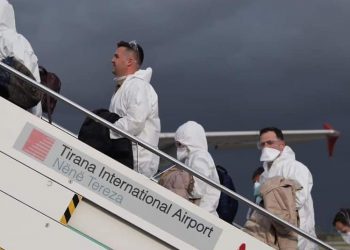 Doctores albaneses volaron desde Tirana hasta la vecina Italia. Foto: LSA.