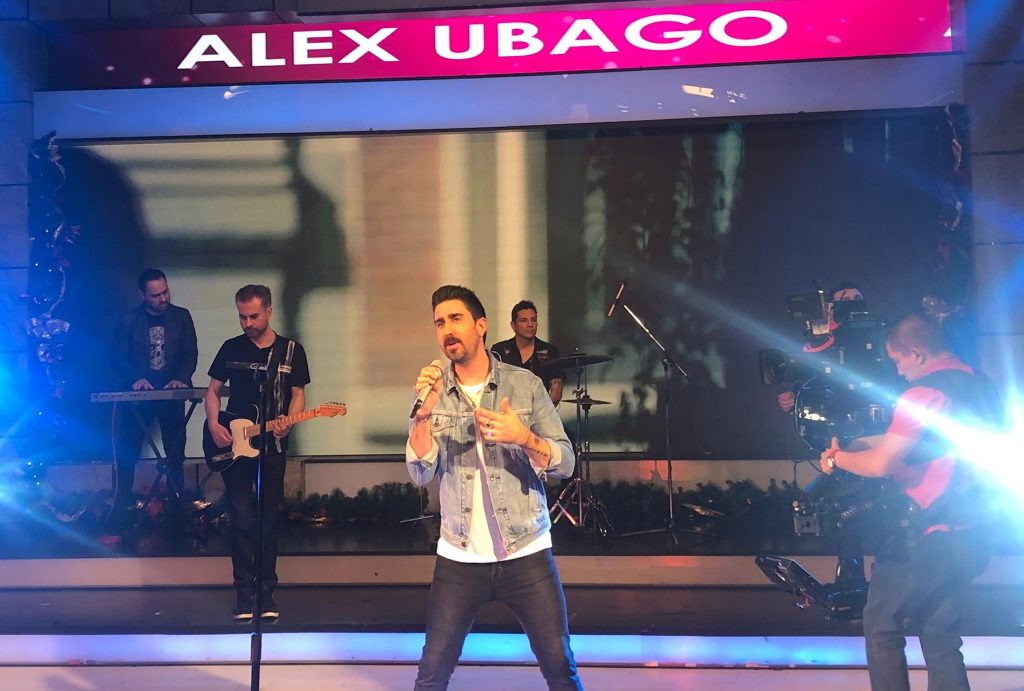 El cantante español Alex Ubago durante una presentación en México. Foto: @AlexUbagoficial/Twitter.
