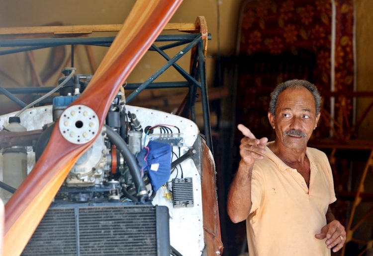 Ingeniero cubano Adolfo Rivera junto a su avión. Foto: EFE/ Ernesto Mastrascusa