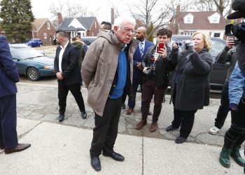 Bernie Sanders durante una visita a una escuela de Detroit en las primarias demócratas del martes 10 de marzo. Foto: Paul Sancya/AP.