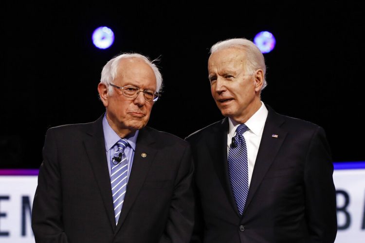 Los precandidatos demócratas a la presidencia, el senador de Vermont Bernie Sanders (izquierda) y el exvicepresidente Joe Biden, antes de un debate en Charleston el pasado 25 de febrero. Foto: Matt Rourke/AP.