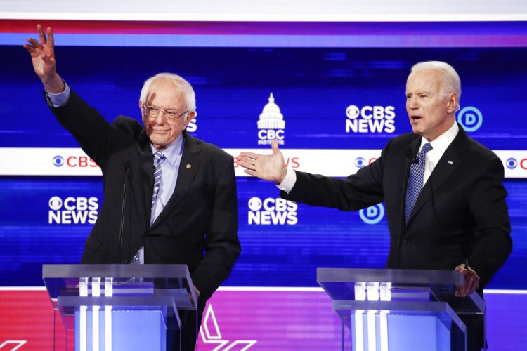 Los precandidatos presidenciales demócratas Bernie Sanders (izquierda) y Joe Biden (derecha) participan en un debate en el Centro Gaillard de Charleston, Carolina del Sur, en esta fotografía de archivo del 25 de febrero de 2020. (AP Foto/Patrick Semansky)