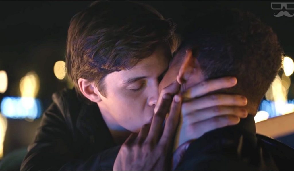 Escena de un beso gay en el filme "Love, Simon", cortada en la transmisión de la película en Cuba, lo que generó críticas en las redes sociales y motivó una disculpa de la TV cubana. Foto: Fotograma del filme.