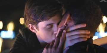 Escena de un beso gay en el filme "Love, Simon", cortada en la transmisión de la película en Cuba, lo que generó críticas en las redes sociales y motivó una disculpa de la TV cubana. Foto: Fotograma del filme.
