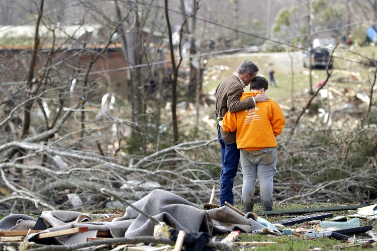 El gobernador de Tennessee Bill Lee, izquierda, ora junto con Kayla Cowen, en medio de los escombros dejados por un tornado en Cookeville, el martes, 3 de marzo del 2020. Foto: Mark Humphrey / AP.