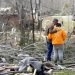 El gobernador de Tennessee Bill Lee, izquierda, ora junto con Kayla Cowen, en medio de los escombros dejados por un tornado en Cookeville, el martes, 3 de marzo del 2020. Foto: Mark Humphrey / AP.