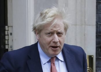 El primer ministro de Gran Bretaña, Boris Johnson, sale de su residencia oficial, en el 10 de Downing Street, el 25 de marzo. Foto: Matt Dunham/AP.