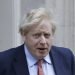 El primer ministro de Gran Bretaña, Boris Johnson, sale de su residencia oficial, en el 10 de Downing Street, el 25 de marzo. Foto: Matt Dunham/AP.