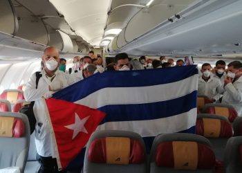 Brigada médica cubana que viajó a Italia para apoyar en la lucha contra la pandemia de coronavirus. Foto: @R_Malmierca/Twitter.