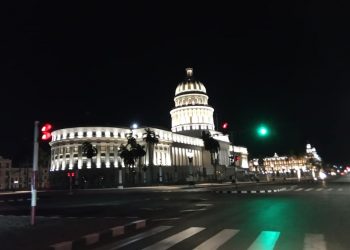 Esta zona de La Habana completamente vacía en la noche. Una imagen poco común.  Foto: Juan Carlos Petrirena.