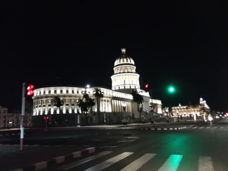Esta zona de La Habana completamente vacía en la noche. Una imagen poco común.  Foto: Juan Carlos Petrirena.