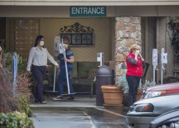 Trabajadores de un hogar de ancianos en Kirkland, en el estado de Washington, descargan suministros hoy lunes por la mañana.  Foto: The Seattle Times/AP.
