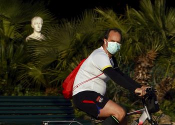 Un ciclista pasa frente a una estatua ubicada en el parque Pincio de Roma, el jueves 19 de marzo de 2020. Foto: Andrew Medichini/AP.