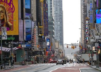 Los semáforos iluminan la calle 42 en Times Square, Nueva York el miércoles 25 de marzo de 2020. (AP Foto/Mary Altaffer)