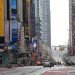 Los semáforos iluminan la calle 42 en Times Square, Nueva York el miércoles 25 de marzo de 2020. (AP Foto/Mary Altaffer)