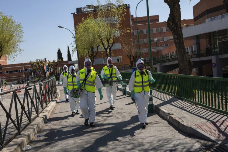 Soldados de la Guardia Real española desinfectan un hospital para evitar la propagación del nuevo coronavirus, en Madrid, España, el domingo 29 de marzo de 2020. Foto: Bernat Armangue / AP.