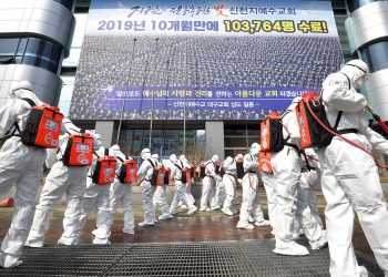 En esta foto del 1 de marzo del 2020,  soldados sudcoreanos con trajes protectores fumigan desinfectante para prevenir la diseminación del coronavirus en la ciudad de Daegu.  (Lee Moo-ryul/Newsis via AP)