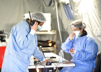 Paramédicos trabajan dentro de una carpa erigida fuera de un hospital en Cremona, Italia, el sábado 29 de febrero de 2020. Foto: Claudio Furlan/Lapresse vía AP.