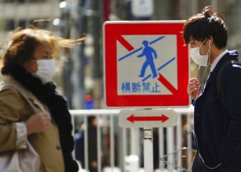 Peatones con mascarillas en una calle el jueves 5 de marzo de 2020 en Tokio, Japón. Foto: Eugene Hoshiko / AP.