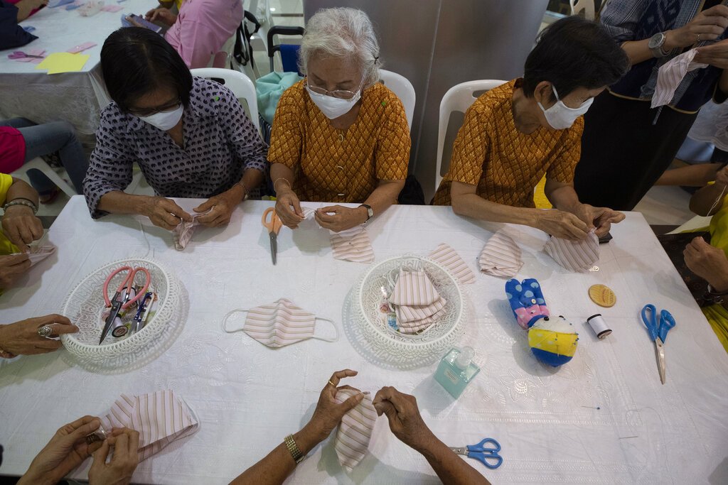 Voluntarios armando mascarillas de tela gratuitas en el Ministerio de Desarrollo Social y de Seguridad Humana en Bangkok, Tailandia, el miércoles 11 de marzo de 2020. Foto: AP/Sakchai Lalit.