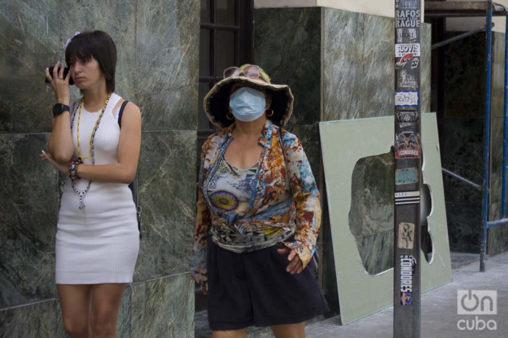 Una mujer se cubre parte del rostro con una mascarilla en La Habana, el 12 de marzo de 2020, luego de que las autoridades sanitarias informaran sobre casos de enfermos con Covid-19 en la Isla. Foto: Otmaro Rodríguez.