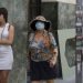 Una mujer se cubre parte del rostro con una mascarilla en La Habana, el 12 de marzo de 2020, luego de que las autoridades sanitarias informaran sobre casos de enfermos con Covid-19 en la Isla. Foto: Otmaro Rodríguez.