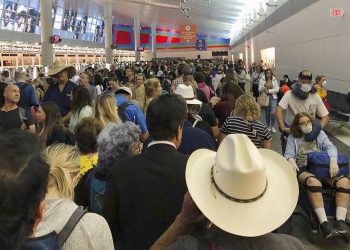 Viajeros esperan a pasar la aduana en el Aeropuerto Internacional de Dallas Fort Worth en Grapevine, Texas. Foto: Austin Boschen, via: AP.