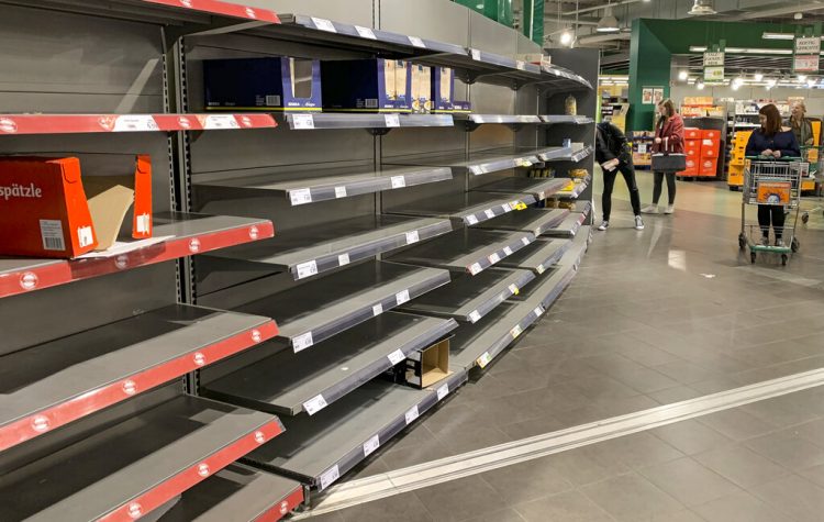Estantes vacíos en un supermercado de Gelsenkirchen,  Alemania, el lunes 16 de marzo de 2020. Foto: Martin Meissner/AP.