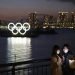 Dos mujeres se hacen una foto con los anillos olímpicos de fondo, en la zona de Odaiba, en Tokio,. Foto: Jae C. Hong / AP / Archivo.