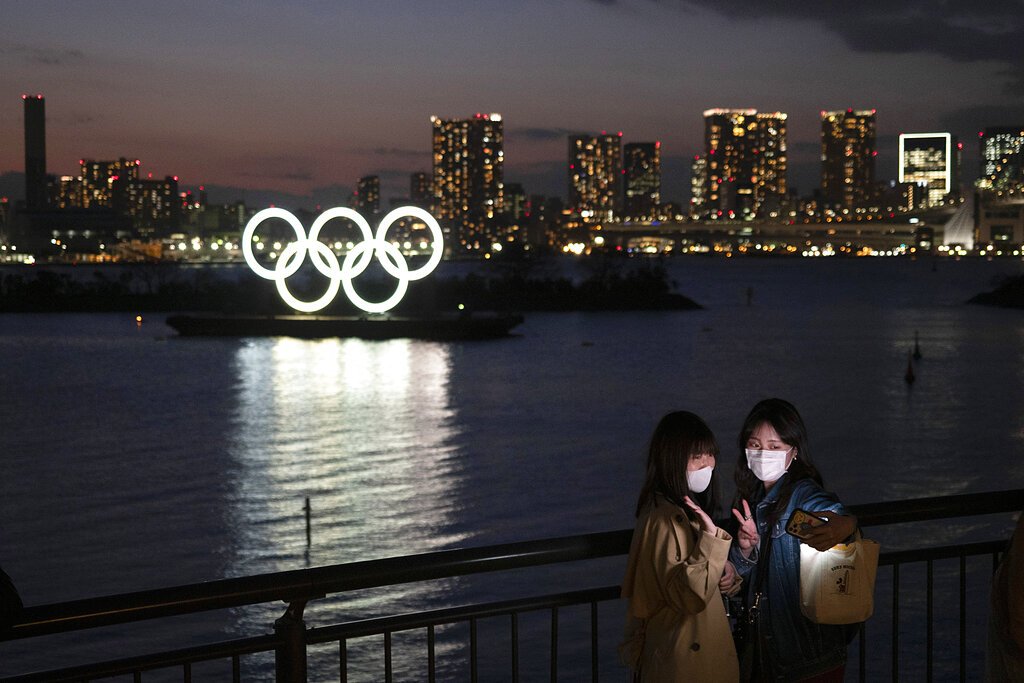 Dos mujeres se hacen una foto con los anillos olímpicos de fondo, en la zona de Odaiba, en Tokio,. Foto: Jae C. Hong / AP / Archivo.