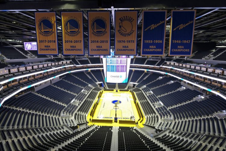 Foto de archivo de la arena Chase Center vacía, en San Francisco, EE.UU., con los banners de campeón de los Golden State Warriors. Foto: Eric Risberg / AP / Archivo.