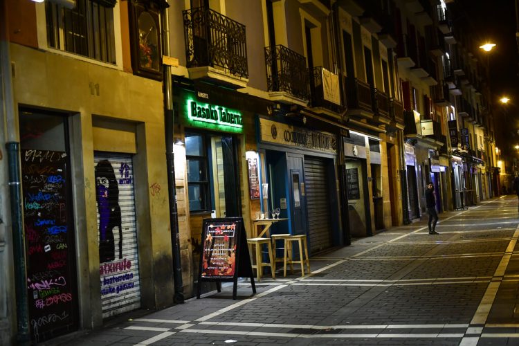 Una persona recorre la calle San Nicolás, que aparece inusualmente desierta, en Pamplona, norte de España, ante la emergencia suscitada por la propagación del coronavirus, el viernes 13 de marzo de 2020. Foto: AP/Alvaro Barrientos.