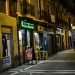 Una persona recorre la calle San Nicolás, que aparece inusualmente desierta, en Pamplona, norte de España, ante la emergencia suscitada por la propagación del coronavirus, el viernes 13 de marzo de 2020. Foto: AP/Alvaro Barrientos.